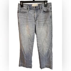Abercrombie and Fitch Women’s Straight Relaxed Jeans Size 6 Light Wash
